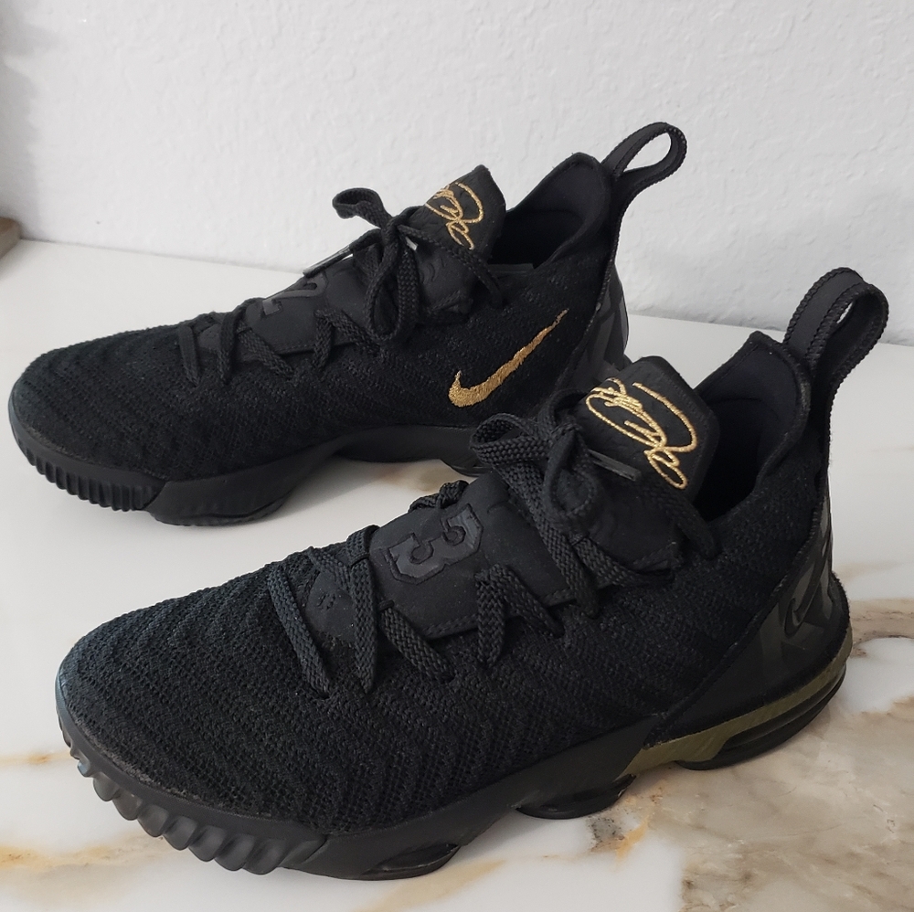 Nike LeBron 16 GS I'm King black metallic gold size 5.5 youth basketball tennis